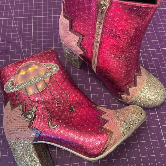 READ DESCRIPTION NWOB Irregular Choice Space Boots - Picture 2 of 3